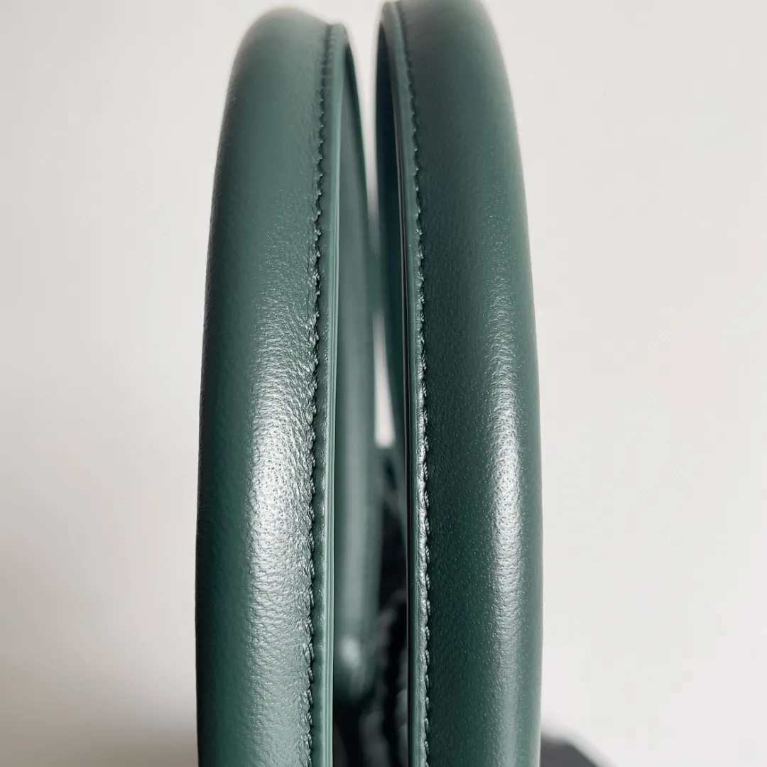 Batch 2860 Classic returns... (large size 51cm) • Cabat, born in 2001, is one of the most iconic styles of the Bottega Veneta workshop. The whole bag is made of top-grade imported lambskin. There is no exposed logo on the whole bag, but with the classic wide woven elements, you can tell who it belongs to at a glance! Can be carried on one shoulder, very practical! Style number: 608811 Size: 51*18*28